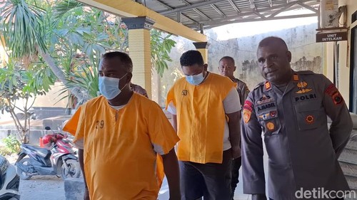 Eks Babinsa Sertu Yohanis Ngale  dan DH alias Denis saat dihadirkan dalam konfrensi pers di Mapolsek Alak, Kupang, NTT, Senin (2/9/2024). (Foto: Yufengki Bria/detikBali)
