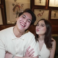 Dalam salah satu foto unggahannya di Instagram, El tampak memamerkan kebersamannya dengan Syifa. Berpose berdua, keduanya tampil serasi mengenakan pakaian senada berwarna putih. Foto: Instagram/@elelrumi