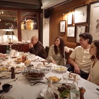 Meski tak datang bersama, namun Syifa dan El tetap terlihat romantis. El sendiri rupanya sudah menyiapkan makanan untuk Syifa yang saat itu datang terlambat. Foto: YouTube/Maia Aleldul TV