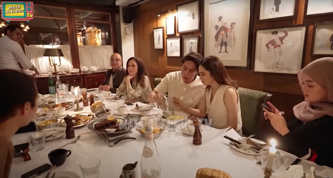 El juga terlihat membantu Syifa untuk mengambil makanan. Kemesraan keduanya bikin gemas dan ikut baper. Foto: YouTube/Maia Aleldul TV