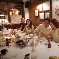 El juga terlihat membantu Syifa untuk mengambil makanan. Kemesraan keduanya bikin gemas dan ikut baper. Foto: YouTube/Maia Aleldul TV