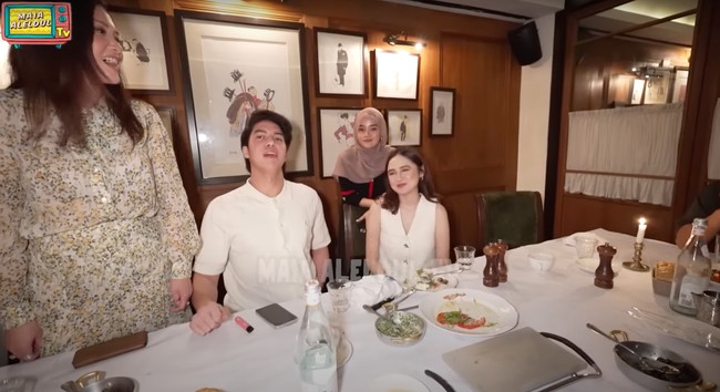 Syifa dan El juga terlihat ikut mengobrol santai dengan Maia dan kedua saudara laki-laki El, Al dan Dul. Tampaknya Syifa juga sudah cukup dekat dengan keluarga El. Foto: YouTube/Maia Aleldul TV