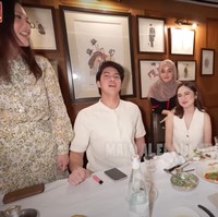 Syifa dan El juga terlihat ikut mengobrol santai dengan Maia dan kedua saudara laki-laki El, Al dan Dul. Tampaknya Syifa juga sudah cukup dekat dengan keluarga El. Foto: YouTube/Maia Aleldul TV