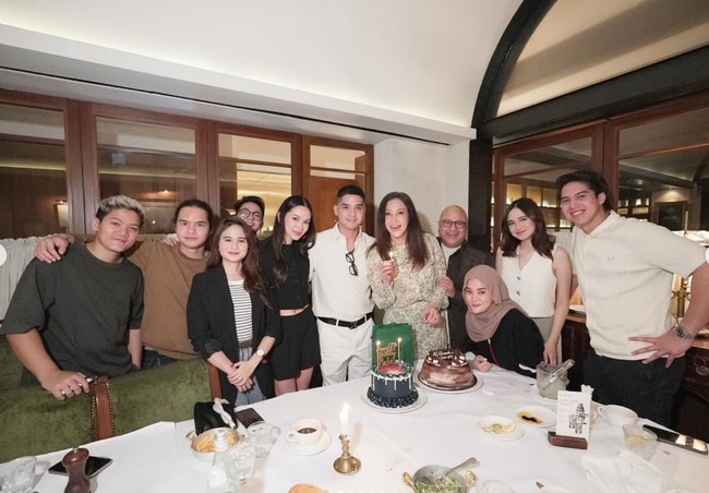 Syifa Hadju turut hadir di acara perayaan ulang tahun Al Ghazali yang ke-27. Berpose bersama keluarga Maia Estianty, penampilan serasi Syifa dan El tak kalah curi atensi. Foto: Instagram/@elelrumi