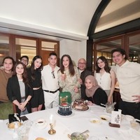 Syifa Hadju turut hadir di acara perayaan ulang tahun Al Ghazali yang ke-27. Berpose bersama keluarga Maia Estianty, penampilan serasi Syifa dan El tak kalah curi atensi. Foto: Instagram/@elelrumi