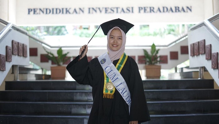 Elin Kartika, wisudawan UNY peraih IPK tertinggi di program sarjana