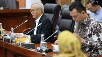 Rapat ini dibuka dan dipimpin Wakil Ketua Komisi VI Aria Bima.