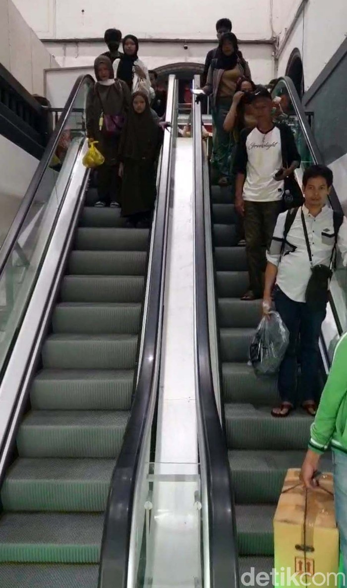 Eskalator Stasiun Pasar Senen Resmi Beroperasi KAI Daop 1 Jakarta telah menyelesaikan pemasangan eskalator tahap pertama di Stasiun Pasar Senen. Pekerjaan yang dimulai pada 6 Mei 2024 ini rampung pada 31 Agustus 2024.