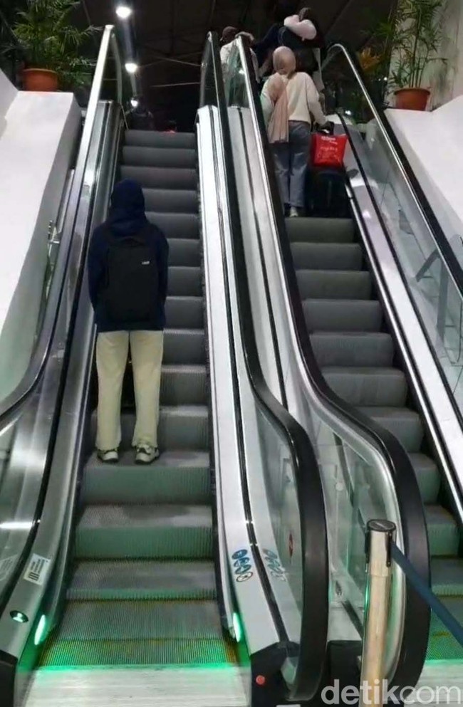 Eskalator Stasiun Pasar Senen Resmi Beroperasi