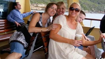 Si pria seakan-akan menunggangi perempuan dalam foto. Foto: Reddit