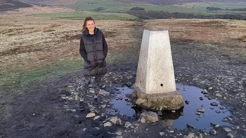 Perempuan dalam foto ini seperti tidak memiliki kaki gegara terkamuflase. Foto: Reddit