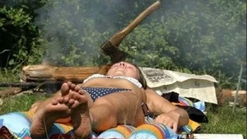 Jangan khawaitr, kepala perempuan dalam foto tidak terkana kapak. Foto: Reddit