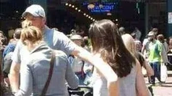 Pria dalam foto seakan punya tangan panjang sampai bisa merogoh kantong perempuan di depannya. Foto: Reddit