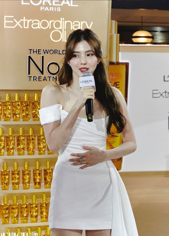 Han So Hee mengunjungi Thailand akhir pekan kemarin sebagai tamu di acara L’Oreal Paris. Foto: Instagram/@xeesoxee @kangyewon @lofficielthailand