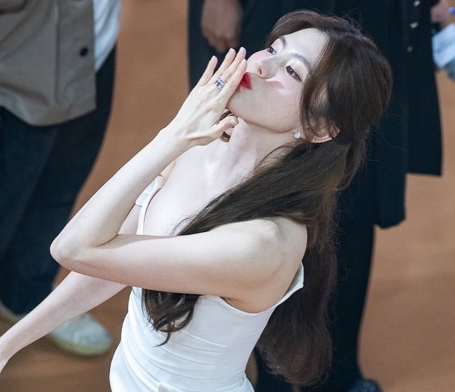 Rambut panjangnya ditata dengan kuncir tengah dan sedikit bergelombang untuk efek lebih bervolume. Foto: Instagram/@xeesoxee @kangyewon @lofficielthailand