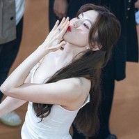 Rambut panjangnya ditata dengan kuncir tengah dan sedikit bergelombang untuk efek lebih bervolume. Foto: Instagram/@xeesoxee @kangyewon @lofficielthailand