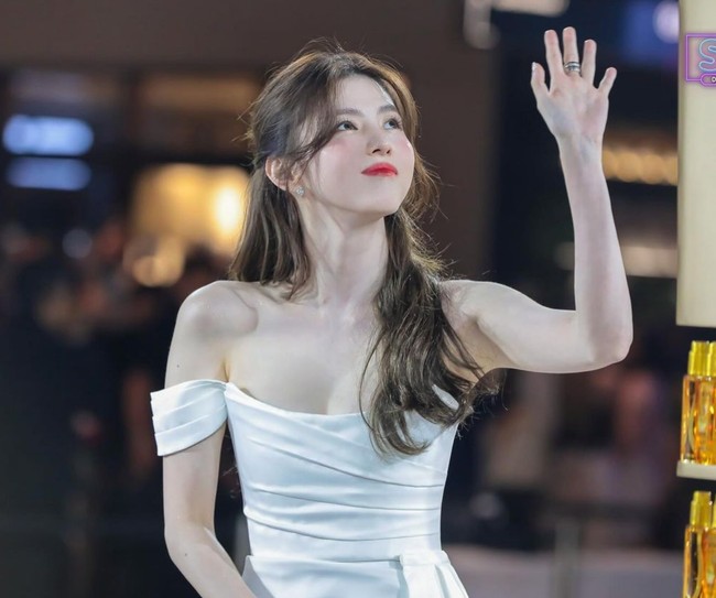 Mengenakan mini dress putih dengan aksen  drapery di lengan, penampilannya memukau bak seorang dewi. Foto: Instagram/@xeesoxee @kangyewon @lofficielthailand