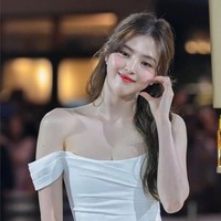 Kulit wajah bintang ‘Gyeongseong Creature’ ini tampak glowing dengan makuep flawless. Highlighter dan blush on pink menonjolkan kulitnya yang berkilau sehat. Foto: Instagram/@xeesoxee @kangyewon @lofficielthailand