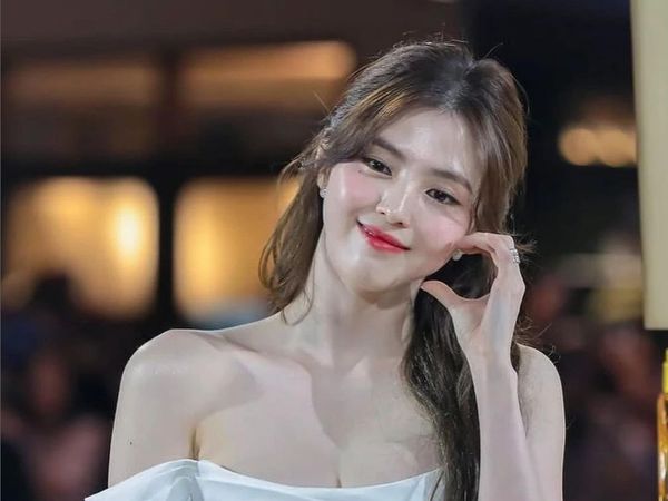 7 Potret Han So Hee Sapa Penggemar di Thailand, Wajah Glowing Bikin Salfok