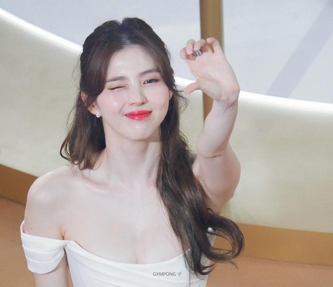 Tak perlu riasan wajah yang terlalu berat, sapuan lipstik merah terang sukses membuat penampilan Han So Hee glowing maksimal sekaligus segar. Foto: Instagram/@xeesoxee @kangyewon @lofficielthailand