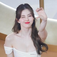 Tak perlu riasan wajah yang terlalu berat, sapuan lipstik merah terang sukses membuat penampilan Han So Hee glowing maksimal sekaligus segar. Foto: Instagram/@xeesoxee @kangyewon @lofficielthailand