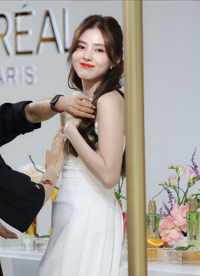 Senyum tipis menonjolkan aura manis sekaligus misterius dari seorang Han So Hee. Foto: Instagram/@xeesoxee @kangyewon @lofficielthailand