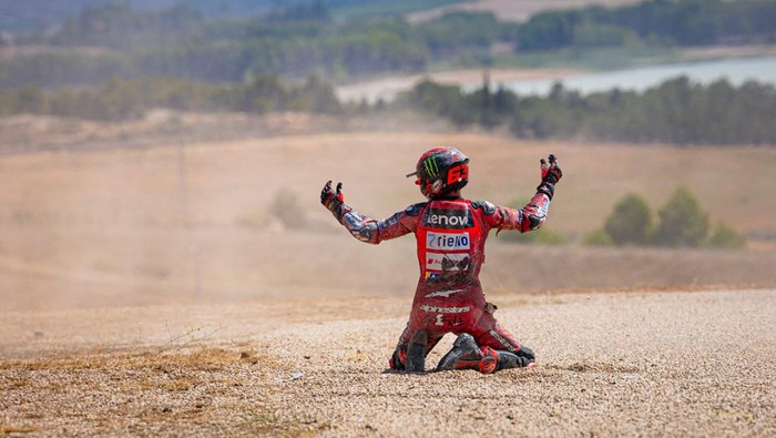 Francesco Bagnaia usai terjatuh di MotoGP Aragon 2024