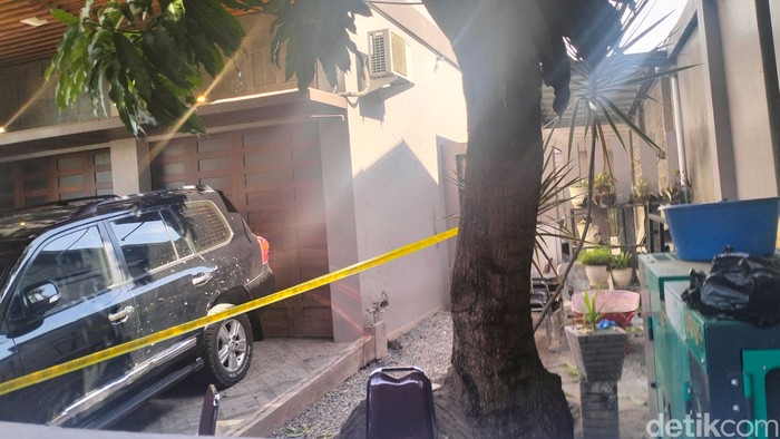 Garis polisi terpasang pasca ledakan di rumah Cagub Aceh Bustami Hamzah di Banda Aceh. (Agus Setyadi/detikSumut)