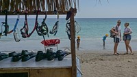 Sejumlah wisatawan asing berada di pinggiran Pantai Nipah, Desa Malaka, Kecamatan Pemenang, Lombok Utara, NTB, Senin (2/9/2024).