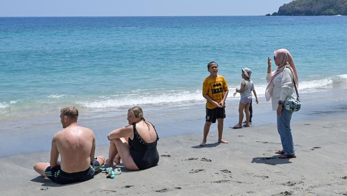 Geliat Wisata Lombok Genjot Pendapatan Daerah Sejumlah wisatawan asing berada di pinggiran Pantai Nipah, Desa Malaka, Kecamatan Pemenang, Lombok Utara, NTB, Senin (2/9/2024). Pemerintah Kabupaten Lombok Utara menargetkan Pendapatan Asli Daerah (PAD) pada tahun 2024 sebesar Rp253 miliar yang 60 persen di antaranya berasal dari sektor pariwisata. ANTARA FOTO/Ahmad Subaidi/Spt.