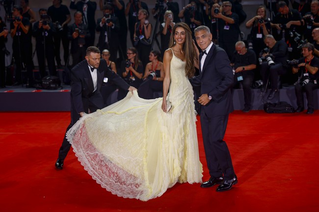 Amal Clooney menebar pesonanya dalam balutan gaun kuning yang terbuat dari lace. Ibu dua anak ini memadukannya dengan clutch silver yang mempertegas kesan elegan. (Foto: Joel C Ryan/Invision/AP)