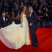 Amal Clooney menebar pesonanya dalam balutan gaun kuning yang terbuat dari lace. Ibu dua anak ini memadukannya dengan clutch silver yang mempertegas kesan elegan. (Foto: Joel C Ryan/Invision/AP)