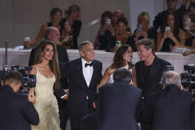 George Clooney dan Brad Pitt menghadiri pemutaran perdana film duet terbaru mereka, Wolfs, yang digelar dalam rangkaian Venice Film Festival 2024, Minggu (1/9/2024). Momen tersebut juga dimanfaatkan mereka untuk kencan ganda alias double date.  (Foto: Joel C Ryan/Invision/AP)