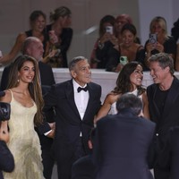 George Clooney dan Brad Pitt menghadiri pemutaran perdana film duet terbaru mereka, Wolfs, yang digelar dalam rangkaian Venice Film Festival 2024, Minggu (1/9/2024). Momen tersebut juga dimanfaatkan mereka untuk kencan ganda alias double date.  (Foto: Joel C Ryan/Invision/AP)