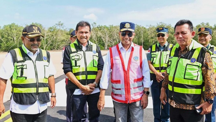 Gubernur Kepri Ansar Ahmad bersama Menteri Perhubungan Budi Karya Sumadi meninjau Bandara Raja Haji Abdullah. (Dok Diskominfo Kepri)