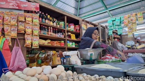 Suasana pedagang sembako di dalam Pasar Perumnas, Kota Mataram beberapa waktu lalu.