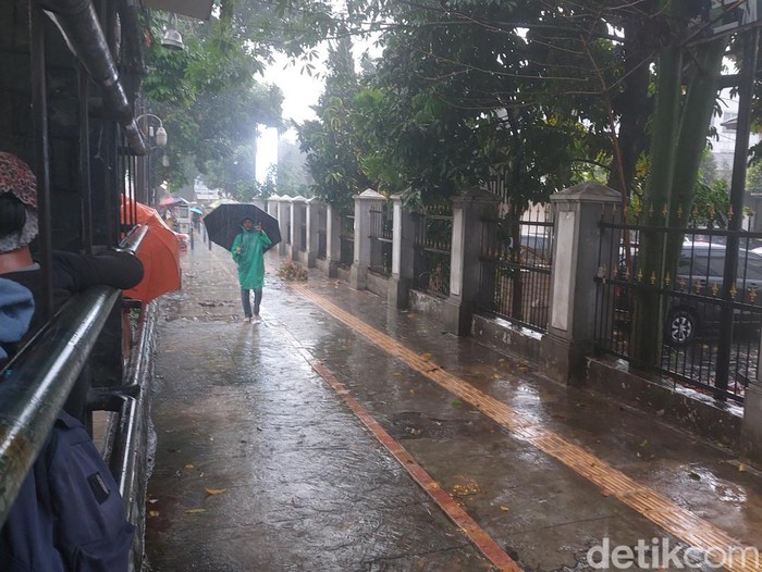 Hujan deras disertai angin kencang melanda wilayah Kota Bogor, Jawa Barat, sore ini. Sejumlah bencana pohon tumbang diinformasikan terjadi di beberapa titik. (M Sholihin/detikcom)
