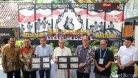 Kementerian Komunikasi dan Informatika (Kominfo), PT Pos Indonesia, dan Konferensi Wali Gereja Indonesia (KWI) meluncurkan perangko edisi spesial tersebut sebagai peringatan momen bersejarah kunjungan Apostolik Paus Fransiskus ke Indonesia pada 3-6 September 2024.   