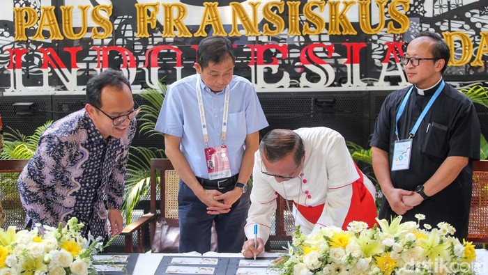 Prangko khusus dibuatkan untuk kunjungan Paus Fransiskus ke Indonesia. Begini bentuknya.