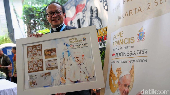 Prangko khusus dibuatkan untuk kunjungan Paus Fransiskus ke Indonesia. Begini bentuknya.