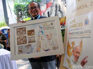 Melihat Prangko Edisi Khusus Kedatangan Paus Fransiskus ke Jakarta