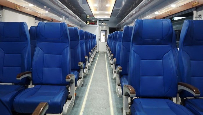 Intip Isi Gerbong New Generation KA Menoreh KA Menoreh Beroperasi Gunakan Rangkaian New Generation Versi Modifikasi KAI Daop 1 Jakarta mengoperasikan kereta ekonomi new generation versi modifikasi pada KA 226F (KA Menoreh relasi Pasar Senen-Semarang Tawang Bank Jateng) dan KA 225F (KA Menoreh relasi Semarang Tawang Bank Jateng-Pasarsenen) terhitung mulai 1 September 2024 kemarin.