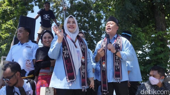 Lalu Muhamad Iqbal-Indah Dhamayanti Putri usai mendaftar ke KPU NTB beberapa waktu yang lalu.