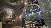 Dari luar tempat makan ini tak nampak sebagai sebuah restoran. Tetapi ketika membuka pintunya aroma daun ketumbar yang semerbak dengan hiasanya hijau yang teduh akan menyambut. Foto: detikcom/Diah Afrilian