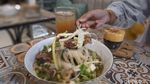 Slurrp! Gurihnya Pho Iga Sapi dan Banh Mi Isi Bawang Karamel