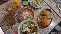 Menu andalan di restoran ini mengadaptasi hidangan khas Vietnam. Spring roll, pho, banh mi, hingga racikan kopinya tersaji lengkap. Foto: detikcom/Diah Afrilian