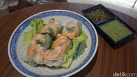 Sebagai menu pembuka, kami memesan Vietnamese spring roll yang padat isiannya. Potongan udang yang digunakan juga gendut-gendut dan tebal dagingnya. Foto: detikcom/Diah Afrilian