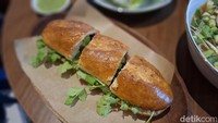 Kemudian ada banh mi yang identik sebagai sandwichnya orang Vietnam. Tetapi penyajian di sini cukup berbeda dengan banh mi lainnya. Foto: detikcom/Diah Afrilian