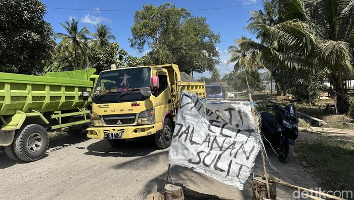 Jalanan rusak di Jalan Poros Pabrik Gula Camming. Agung Pramono/detikSulsel