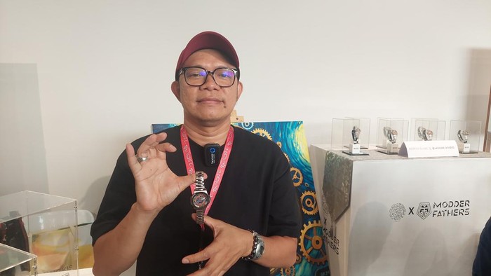 Jam Tangan Hasil Lukisan Ridwan Kawil x Modderfathers Dilelang
